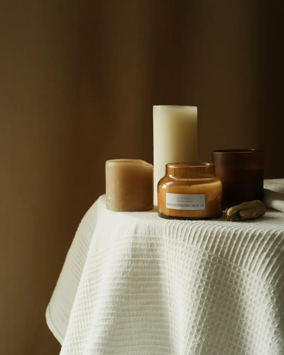 Bougies allumées et serviettes blanches, atmosphère chaleureuse d’un moment de soin