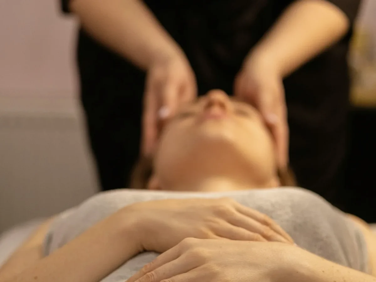 Soin du visage apaisant dispensé dans un cadre bien-être