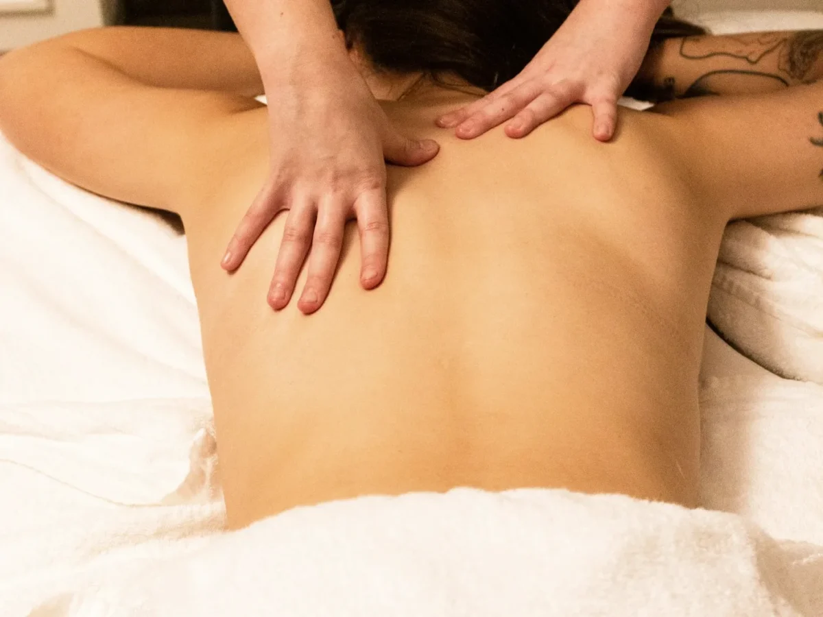 Massage du dos apaisant lors d'un soin déstressant