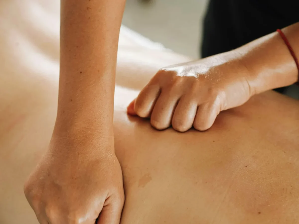 Massage de récupération sportive pour détendre les muscles après l'effort