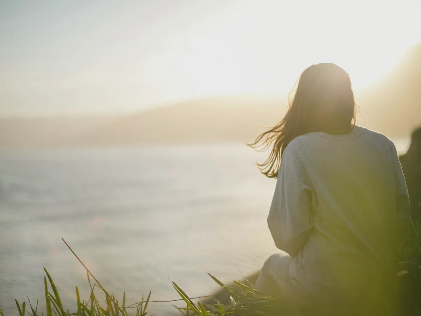 Femme face à la mer, dans un moment de recentrage et de reconnexion à soi